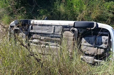 Sulama kanalına uçan otomobilin sürücüsü kazayı yara almadan atlattı 