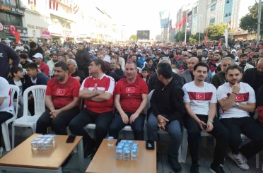 Sultanbeyli Kent Meydanı’nda vatandaşlar milli takım için tek yürek oldular 