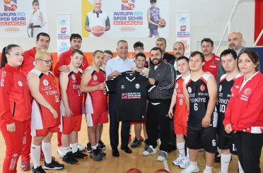 Sultangazi Belediye Başkanı Dursun, Down Sendromlular Basketbol Milli Takımı ile buluştu 