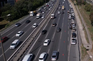 Sultangazi’de 10 araç birbirine girdi: Trafik yoğunluğu havadan görüntülendi 