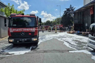 Sultangazi’de boyaların depolandığı alanda yangın çıktı 