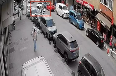 Sultangazi’de kuryeye araç çarptı: O anlar kamerada 