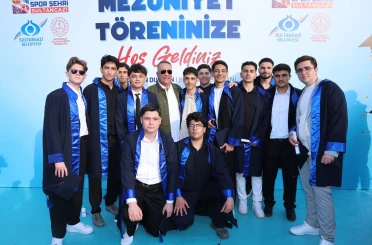 Sultangazi’de lise öğrencilerinin mezuniyet coşkusu 