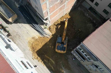 Sultangazi’de temel kazısı sırasında zarar gören binanın çevresindeki 3 bina daha tahliye edildi 