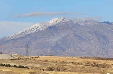 Süphan Dağı’na mevsimin ilk karı düştü 