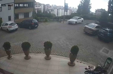 Sürücü fren yerine gaza basınca araç site duvarından aşağı uçtu: 1’i çocuk 3 yaralı 