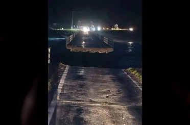 Susurluk’ta selde köprü ortadan ikiye ayrıldı 