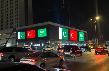 Suudi Arabistan’daki simge yapılar, Türkiye, Pakistan ve Suudi Arabistan bayraklarıyla ışıklandırıldı 