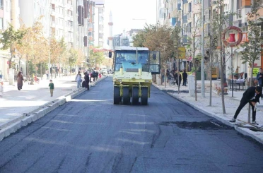 Suvaroğlu Caddesi’nde sıcak asfalt serimi yapılıyor 