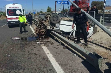 Takla atan otomobil direğe ve bariyerlere çarptı: 2 yaralı 