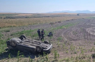 Takla atan otomobildeki 2 kişi hayatını kaybetti 