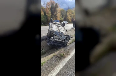 Takla atan otomobilden 2 kişi yaralı kurtuldu