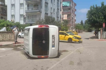 Taksi ile çarpışan hafif ticari araç yan yattı: Sürücünün burnu bile kanamadı 