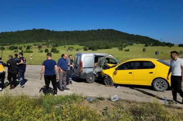 Taksi ile hafif ticari araç çarpıştı: 4 yaralı 