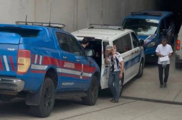 Taksiciyi rehin alıp polise ateş eden zanlı tutuklandı 