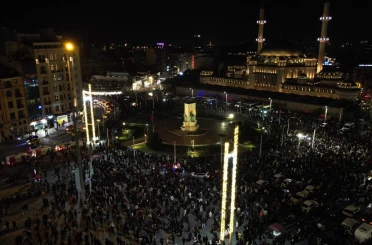 Taksim Meydanı ve İstiklal Caddesi’ndeki yılbaşı coşkusu havadan görüntülendi 