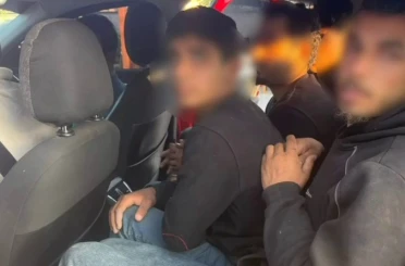 Taksiyle göçmen kaçıran insan tacirleri polisten kaçamadılar 
