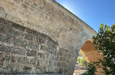 Tarih gözler önünde yok oluyor: Artuklular dönemindeki Haburman köprüsüne isimlerini kazdılar 