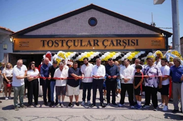Tarihi Ayvalık Tostçular Çarşısında örnek iş birliği 