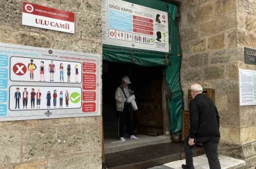 Tarihi cami ziyaretlerine kıyafet mecburiyeti getirildi 