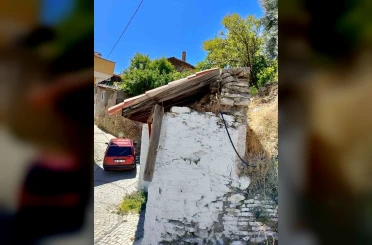 Tarihi çeşmenin çatısı tehlike altında 