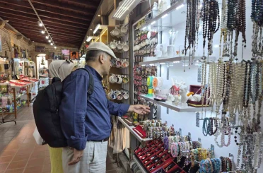 Tarihi külliyedeki lüle taşı stantlarında turist hareketliliği