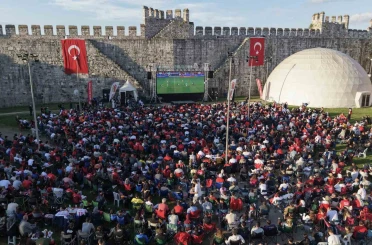 Tarihi Yedikule Hisarında milli takıma destek 