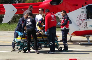 Tarlada bacağı kırılan kadın, ambulans helikopterle hastaneye ulaştırıldı 