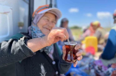 Tarlada yoruluyorlar odun ateşinde matarada çayla dinleniyorlar 