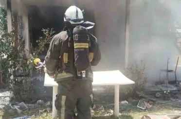 Tarladaki evde çıkan yangın itfaiye ekiplerince söndürüldü 