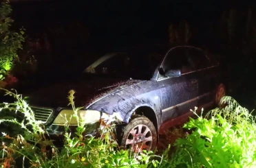Tarlaya uçtuğu otomobilini bırakıp gitti 