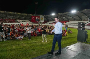 Tarsus’ta A Milli Takım maçı coşkuyla izledi 