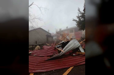 Tarsus’ta yağmur ve fırtına hayatı olumsuz etkiledi 