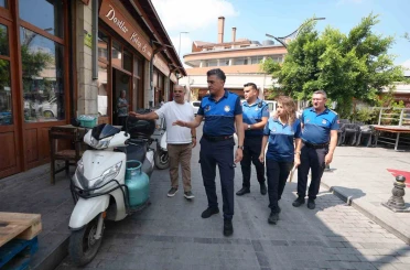 Tarsus’ta zabıtadan esnafa ortak kullanım alanı bilgilendirmesi 