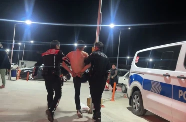 Tartıştığı arkadaşını bıçakladı, polis ekiplerine zor anlar yaşattı 