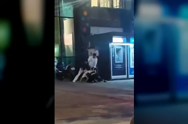 Tartıştığı genci yere yatırıp acımasızca darp ettiler 