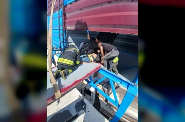 Taş kırma kuyusuna düşen 2 işçiyi itfaiyeciler kurtardı 