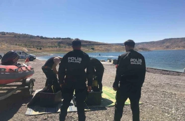Tatbikat gereği barajda boğulan 2 şahıs polis ekipleri tarafından sudan çıkarıldı 