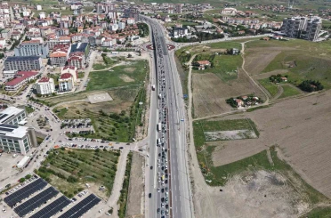 Tatil bitti, yoğunluk bitmedi: 43 ilin geçiş noktasında dönüş trafiği yaşandı 