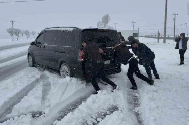 Tatvan’da nisan ayında şehir beyaza büründü 