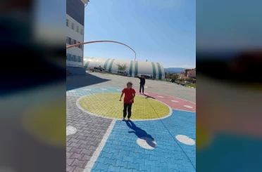 Tavşanlı’da 5’inci sınıf öğrencileri hem oyunlarla öğreniyor hem de eğleniyor 
