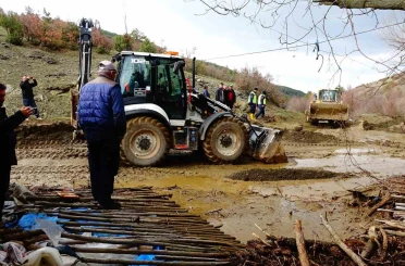 Tavşanlı’da gölet taştı, bir ev ve ahır sular altında kaldı 