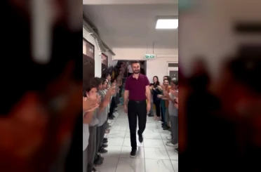 Tayini çıkan öğretmen, 10 yıldır görev yaptığı okuldan alkışlarla uğurlandı 