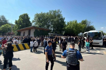 TBMM önünde Kılıçdaroğlu ve Özel destekçileri arasında gerginlik 