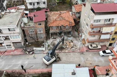Tehlike oluşturan ve suç yuvasına dönen metruk binalar yıkılıyor 