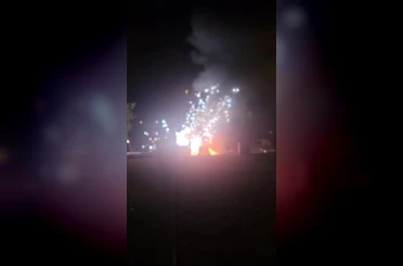 Tehlikeye aldırış etmeden yanan aracı kayda aldı 