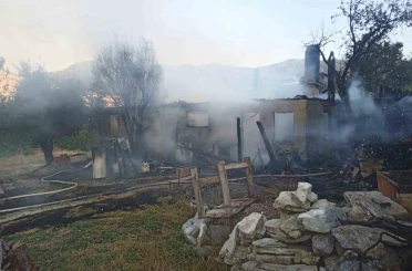 Tek katlı ev yangın sonrası harabeye döndü 