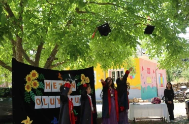 Tek öğretmenli okulun öğrencileri mezuniyet sevinci yaşadı 