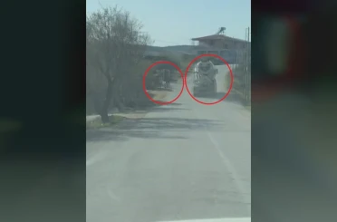 Tek şeritli yoldaki hızıyla ’Pes’ dedirten mikser sürücüsü kamerada 