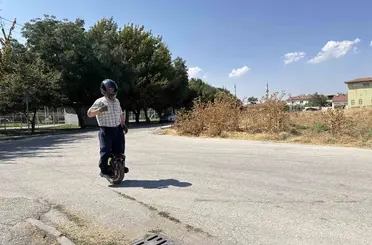 ’Tek teker’ üzerinde 4 bin kilometre gezen 60’lık delikanlıyı görenler şaşırıyor
